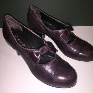 Everybody by B.ZModa plum leather heels w/ bow 8.5
